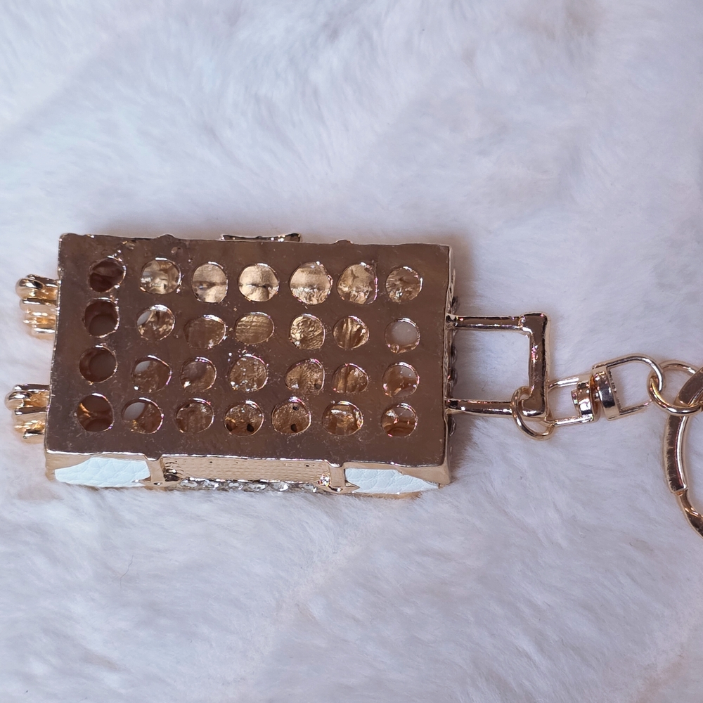 Elegant White and Gold Keychain - Picture 2 of 4
